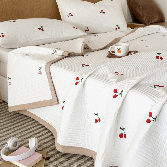 91家纺网 家纺一手货源 找家纺 木楌家居 2026春夏新款双面全棉纯棉皱皱纱刺绣款床盖床盖单件 樱桃小方糖