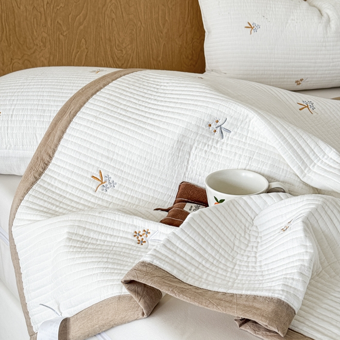 91家纺网 家纺一手货源 找家纺 木楌家居 2026春夏新款双面全棉纯棉皱皱纱刺绣款床盖床盖单件 花漾时光