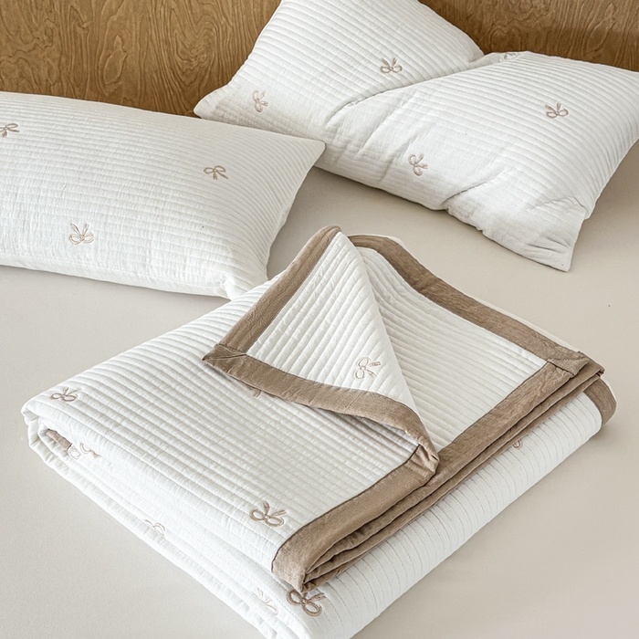 91家纺网 家纺一手货源 找家纺 木楌家居 2026春夏新款双面全棉纯棉皱皱纱刺绣款床盖床盖单件 奶咖蝴蝶结