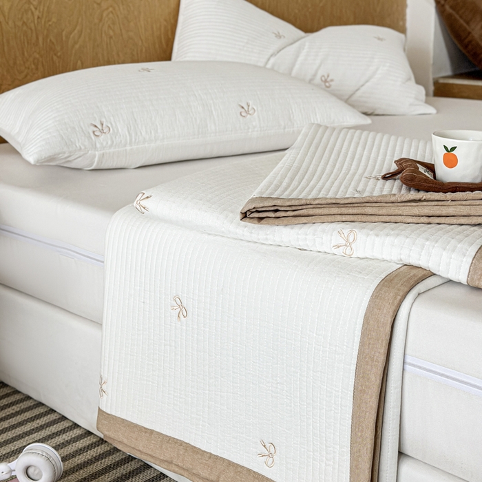 91家纺网 家纺一手货源 找家纺 木楌家居 2026春夏新款双面全棉纯棉皱皱纱刺绣款床盖床盖单件 奶咖蝴蝶结