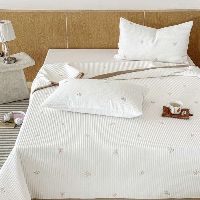 91家纺网 家纺一手货源 找家纺 木楌家居 2026春夏新款双面全棉纯棉皱皱纱刺绣款床盖床盖单件 奶咖蝴蝶结