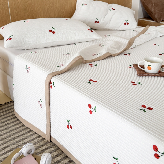 91家纺网 家纺一手货源 找家纺 木楌家居 2026春夏新款双面全棉纯棉皱皱纱刺绣款床盖床盖单件 樱桃小方糖