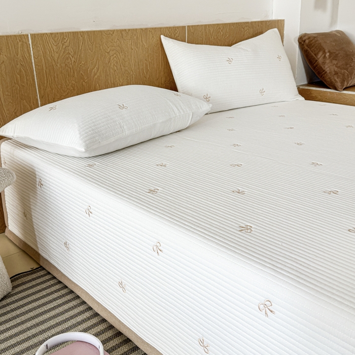 91家纺网 家纺一手货源 找家纺 木楌家居 2026春夏新款双面全棉纯棉皱皱纱刺绣款床盖床盖单件 奶咖蝴蝶结