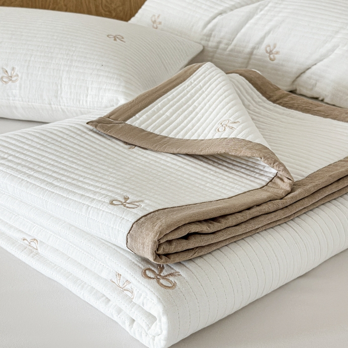 91家纺网 家纺一手货源 找家纺 木楌家居 2026春夏新款双面全棉纯棉皱皱纱刺绣款床盖床盖单件 奶咖蝴蝶结