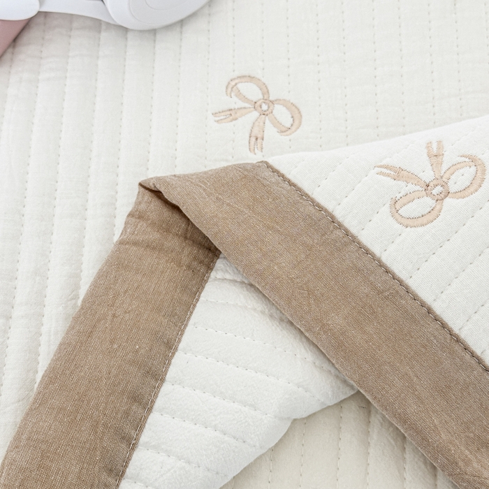 91家纺网 家纺一手货源 找家纺 木楌家居 2026春夏新款双面全棉纯棉皱皱纱刺绣款床盖床盖单件 奶咖蝴蝶结