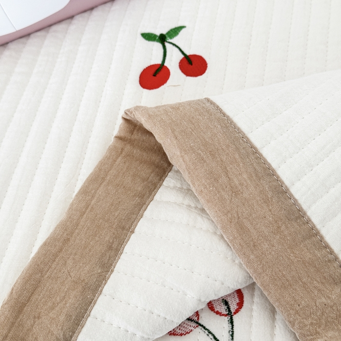91家纺网 家纺一手货源 找家纺 木楌家居 2026春夏新款双面全棉纯棉皱皱纱刺绣款床盖床盖单件 樱桃小方糖