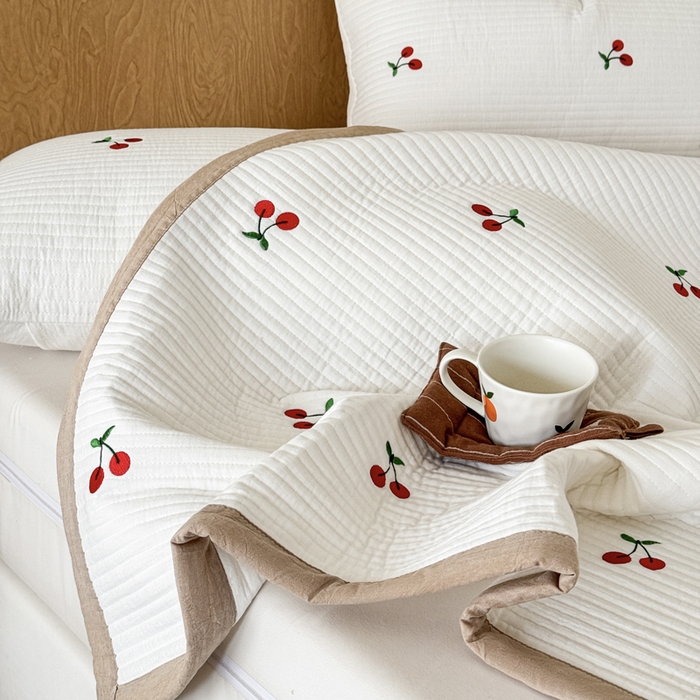 91家纺网 家纺一手货源 找家纺 木楌家居 2026春夏新款双面全棉纯棉皱皱纱刺绣款床盖床盖单件 樱桃小方糖