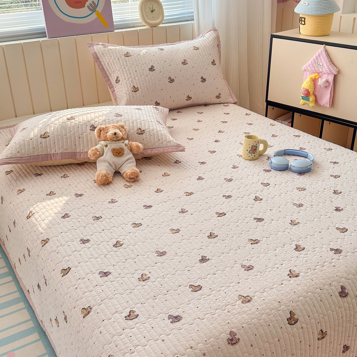 91家纺网 家纺一手货源 找家纺 美优兰 2026新款双面全棉高温砂洗床盖三件套 粉色木马