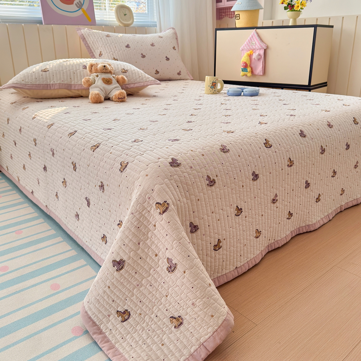 91家纺网 家纺一手货源 找家纺 美优兰 2026新款双面全棉高温砂洗床盖三件套 粉色木马