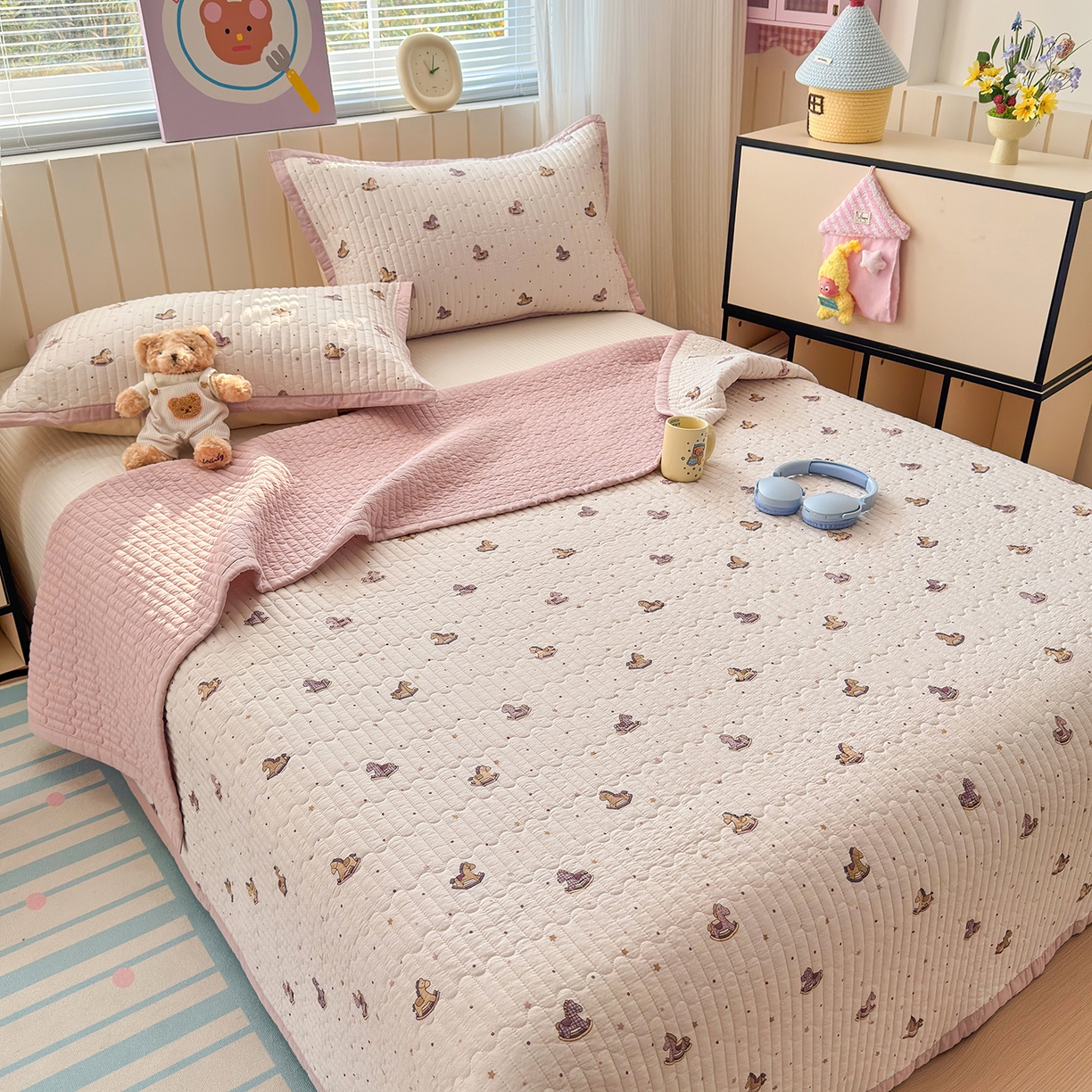 91家纺网 家纺一手货源 找家纺 美优兰 2026新款双面全棉高温砂洗床盖三件套 粉色木马