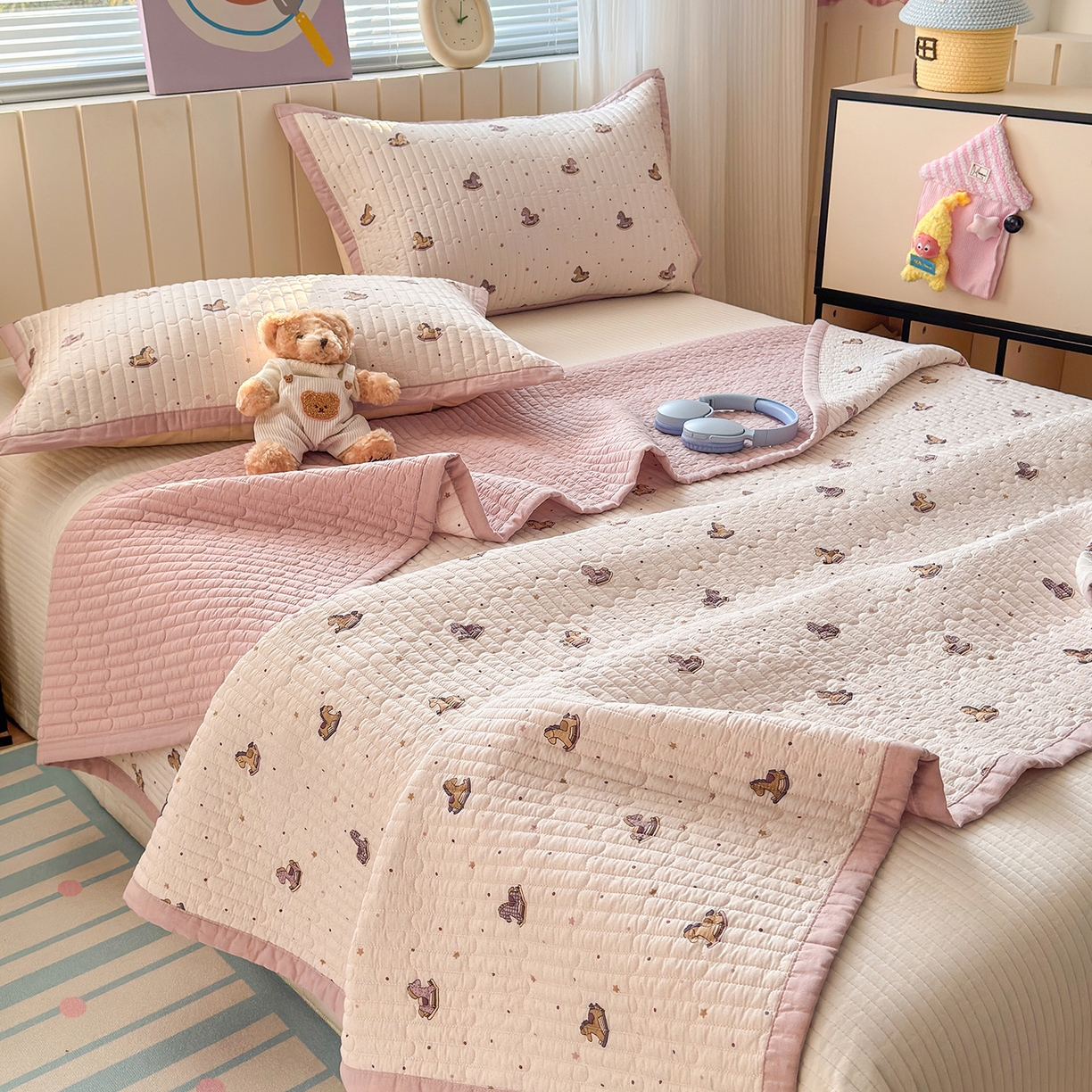 91家纺网 家纺一手货源 找家纺 美优兰 2026新款双面全棉高温砂洗床盖三件套 粉色木马