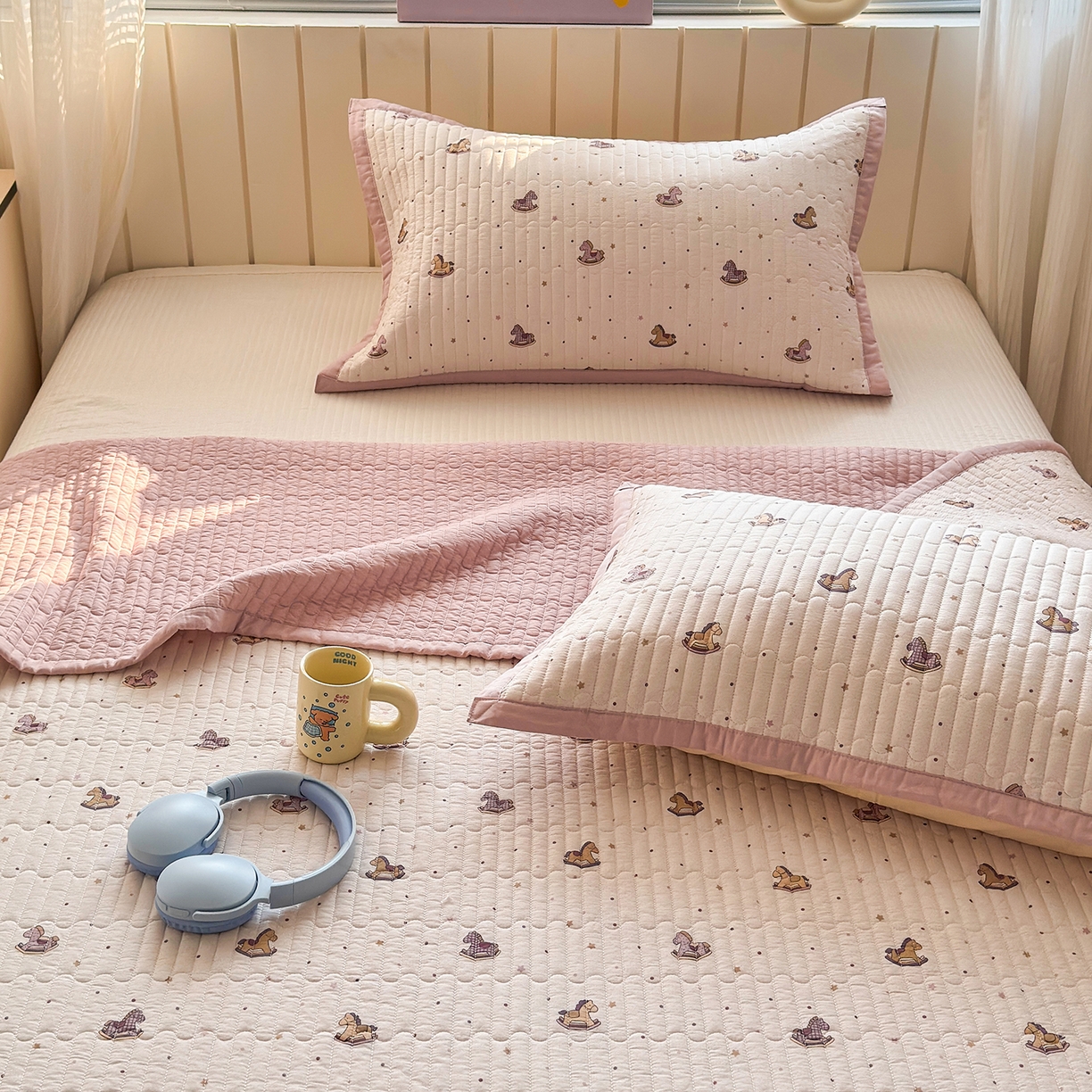 91家纺网 家纺一手货源 找家纺 美优兰 2026新款双面全棉高温砂洗床盖三件套 粉色木马