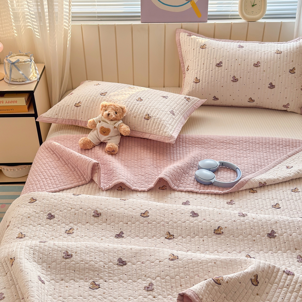 91家纺网 家纺一手货源 找家纺 美优兰 2026新款双面全棉高温砂洗床盖三件套 粉色木马