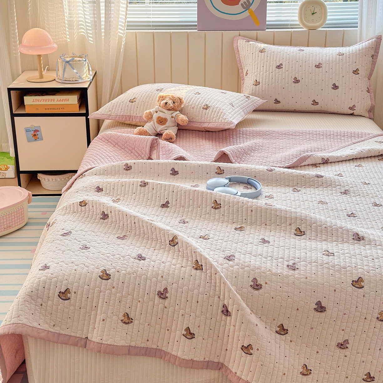 91家纺网 家纺一手货源 找家纺 美优兰 2026新款双面全棉高温砂洗床盖三件套 粉色木马