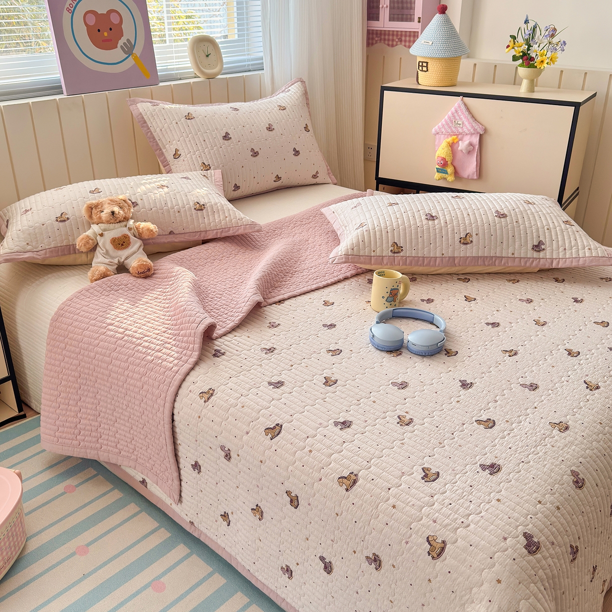 91家纺网 家纺一手货源 找家纺 美优兰 2026新款双面全棉高温砂洗床盖三件套 粉色木马