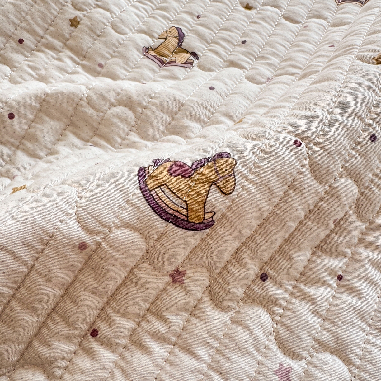 91家纺网 家纺一手货源 找家纺 美优兰 2026新款双面全棉高温砂洗床盖三件套 粉色木马