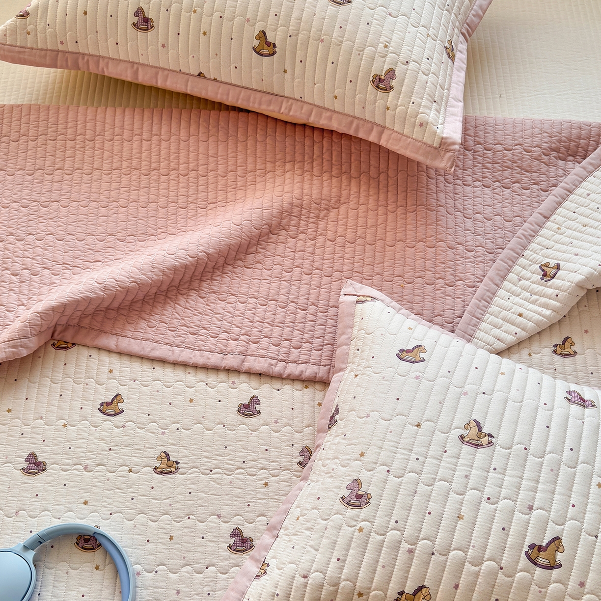 91家纺网 家纺一手货源 找家纺 美优兰 2026新款双面全棉高温砂洗床盖三件套 粉色木马