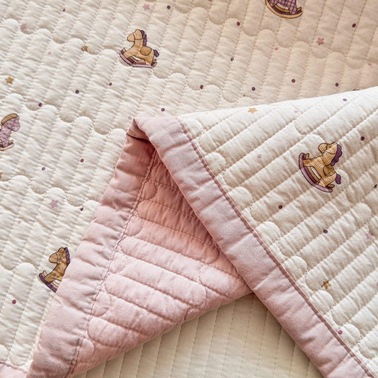 91家纺网 家纺一手货源 找家纺 美优兰 2026新款双面全棉高温砂洗床盖三件套 粉色木马