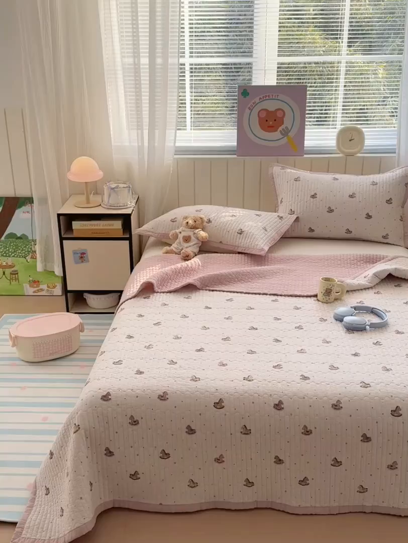 91家纺网 家纺一手货源 找家纺 美优兰 2026新款双面全棉高温砂洗床盖三件套 粉色木马