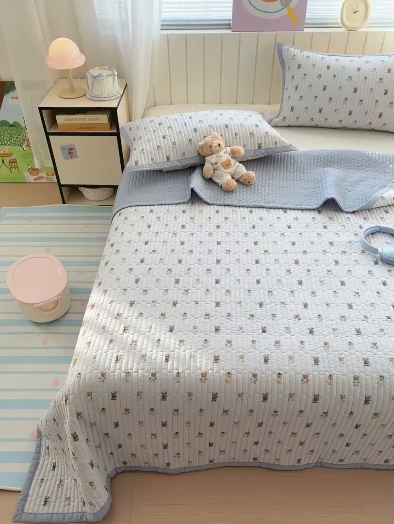 91家纺网 家纺一手货源 找家纺 美优兰 2026新款双面全棉高温砂洗床盖三件套 蓝色熊仔