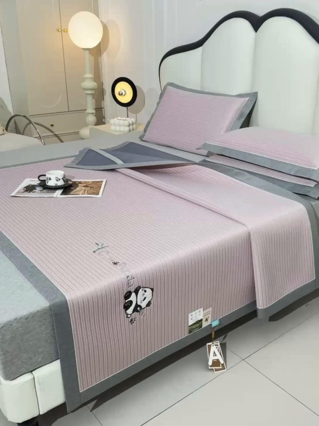 91家纺网 家纺一手货源 找家纺 小牛席业 2026新款经典条纹熊猫凉感冰丝席凉席席子 系列 粉色