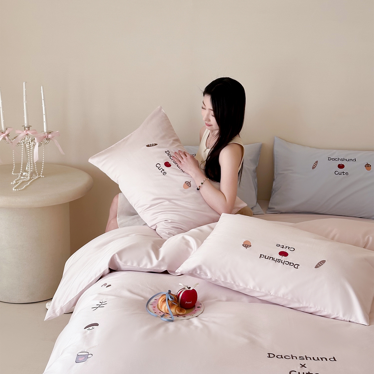 91家纺网 家纺一手货源 找家纺 （总）极简 2026新款100S长绒棉刺绣四件套-趣味人生系列（模特版）