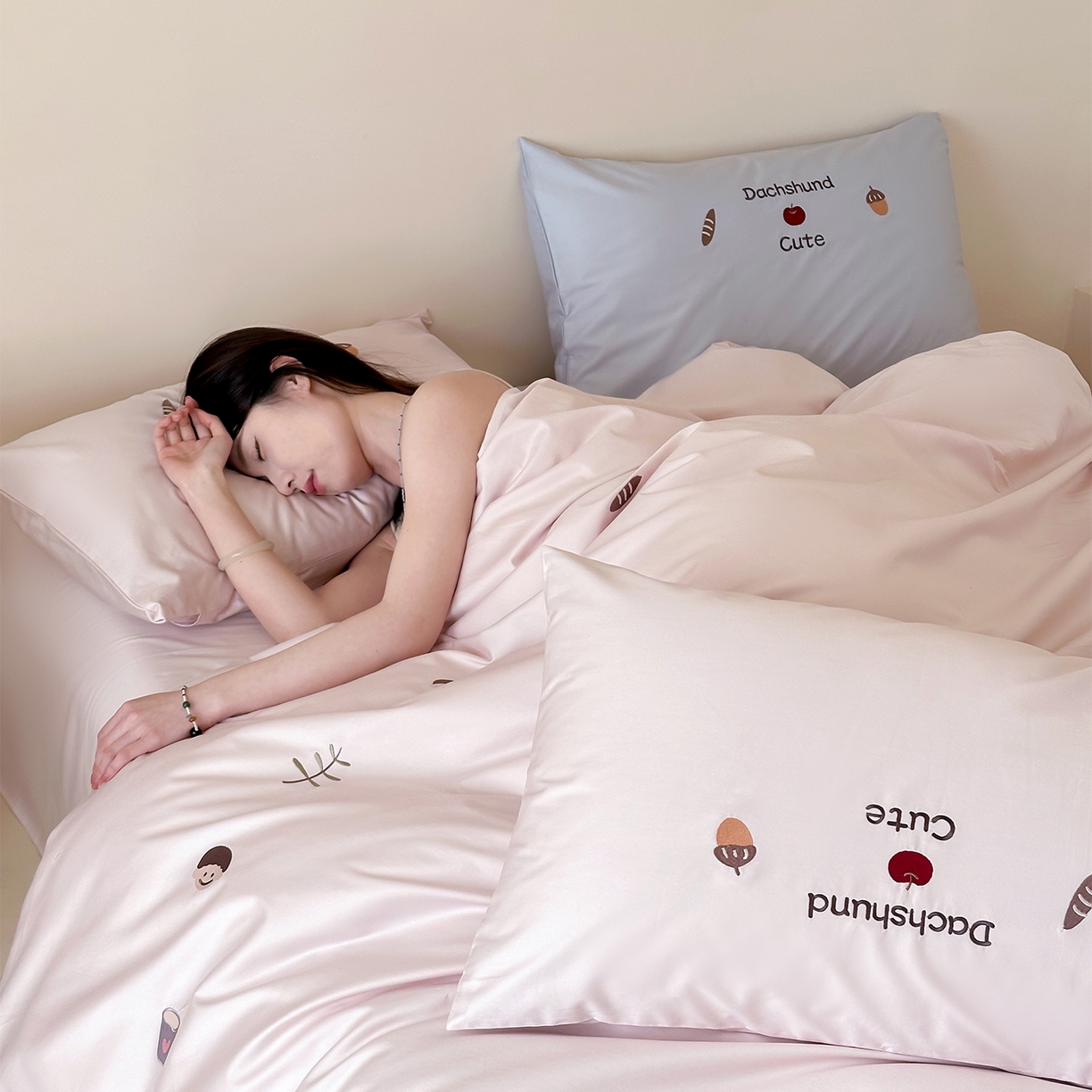 91家纺网 家纺一手货源 找家纺 （总）极简 2026新款100S长绒棉刺绣四件套-趣味人生系列（模特版）