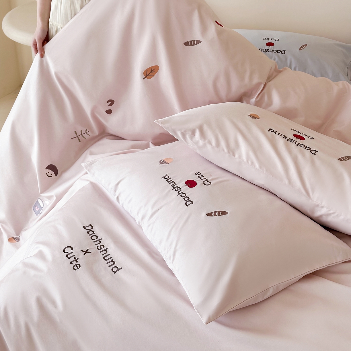 91家纺网 家纺一手货源 找家纺 （总）极简 2026新款100S长绒棉刺绣四件套-趣味人生系列（模特版）