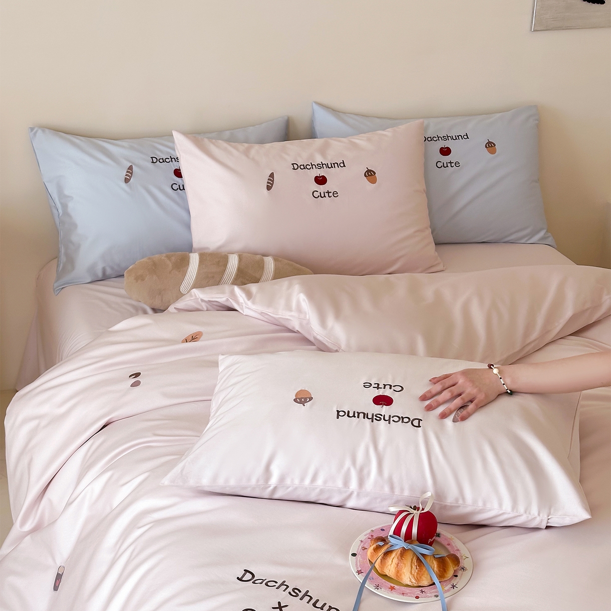 91家纺网 家纺一手货源 找家纺 （总）极简 2026新款100S长绒棉刺绣四件套-趣味人生系列（模特版）