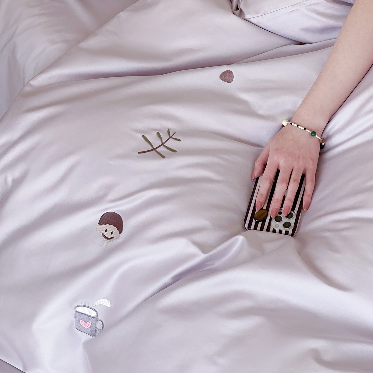 91家纺网 家纺一手货源 找家纺 极简 2026新款100S长绒棉刺绣四件套-趣味人生系列（模特版） 趣味人生-紫