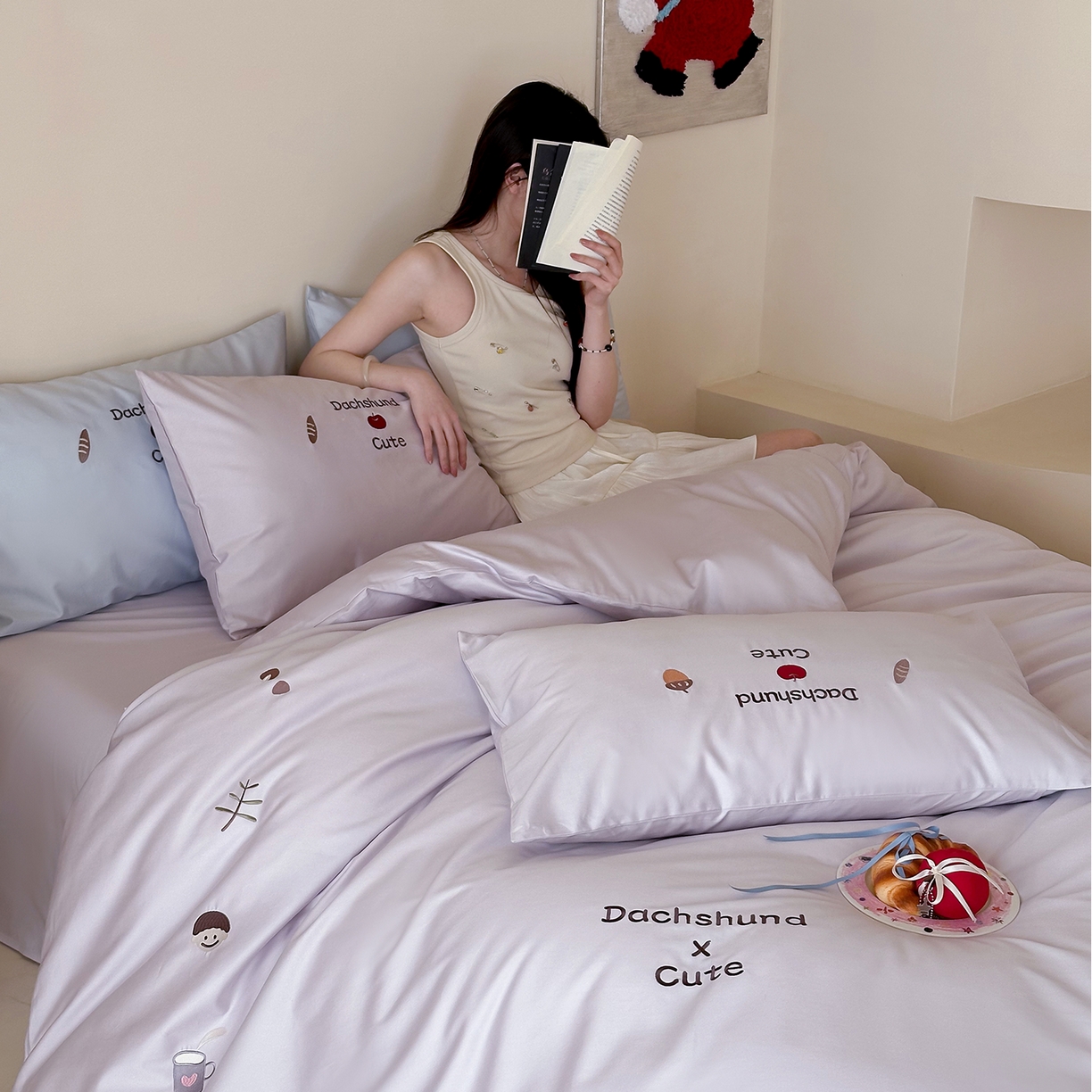 91家纺网 家纺一手货源 找家纺 极简 2026新款100S长绒棉刺绣四件套-趣味人生系列（模特版） 趣味人生-紫