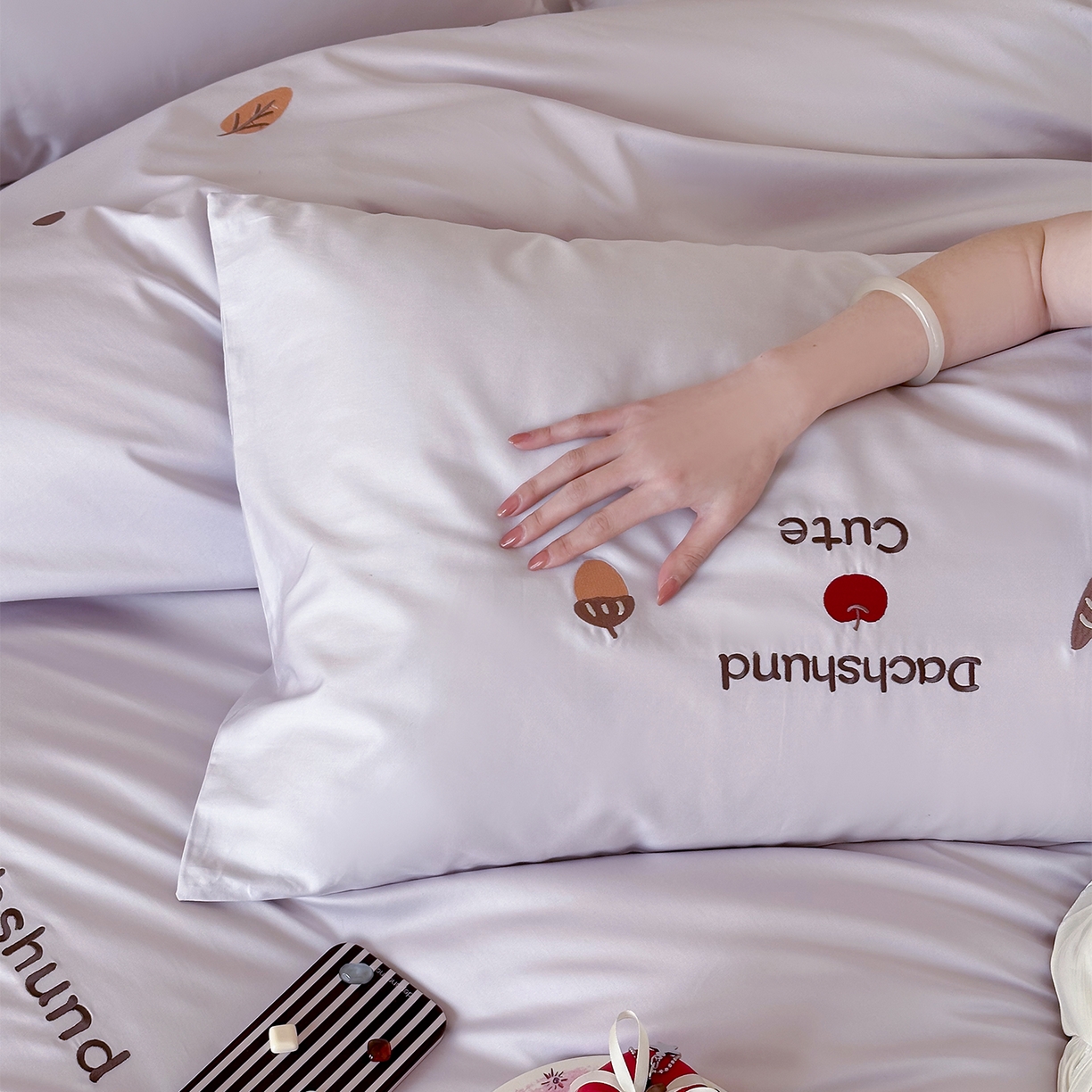 91家纺网 家纺一手货源 找家纺 极简 2026新款100S长绒棉刺绣四件套-趣味人生系列（模特版） 趣味人生-紫