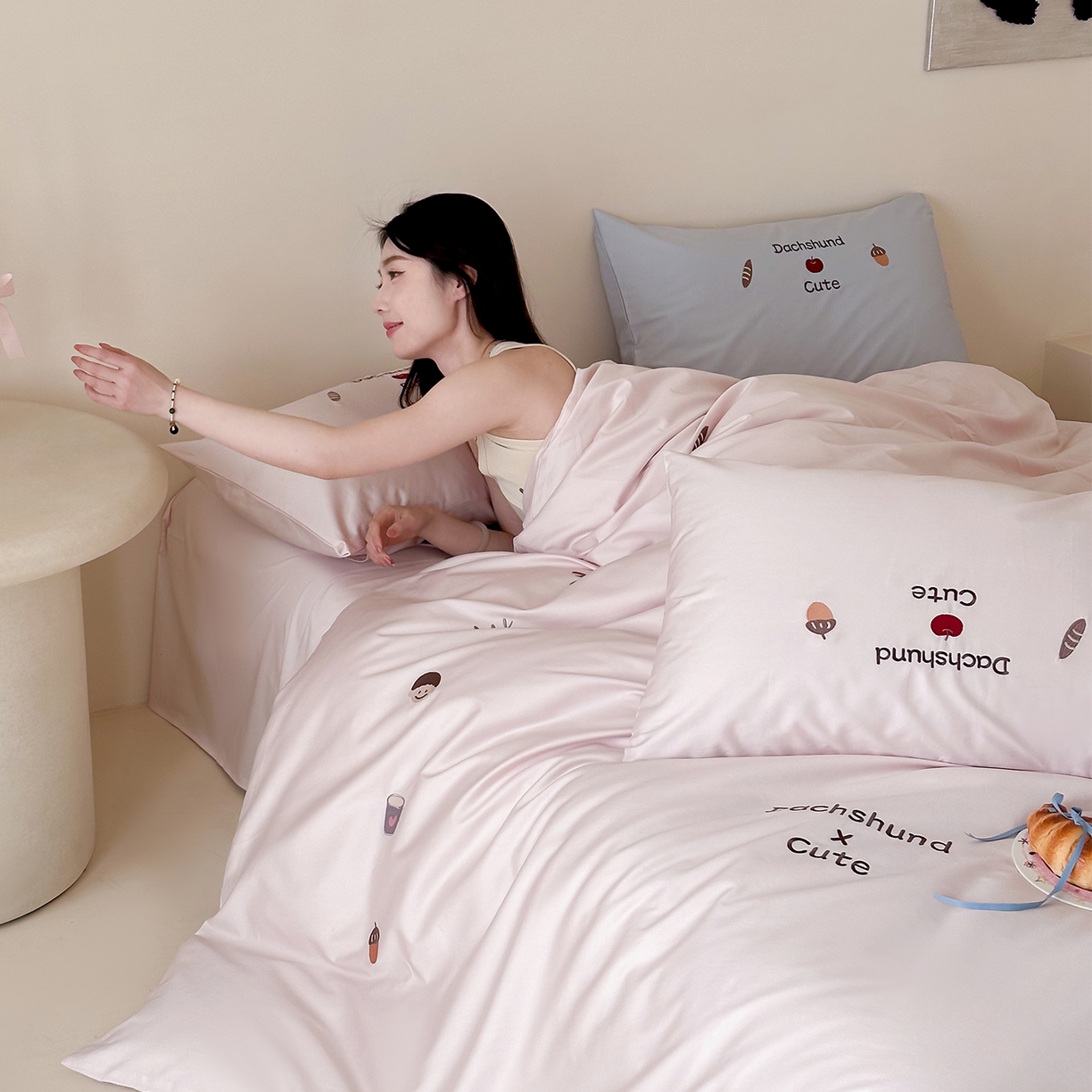 91家纺网 家纺一手货源 找家纺 极简 2026新款100S长绒棉刺绣四件套-趣味人生系列（模特版） 趣味人生-粉