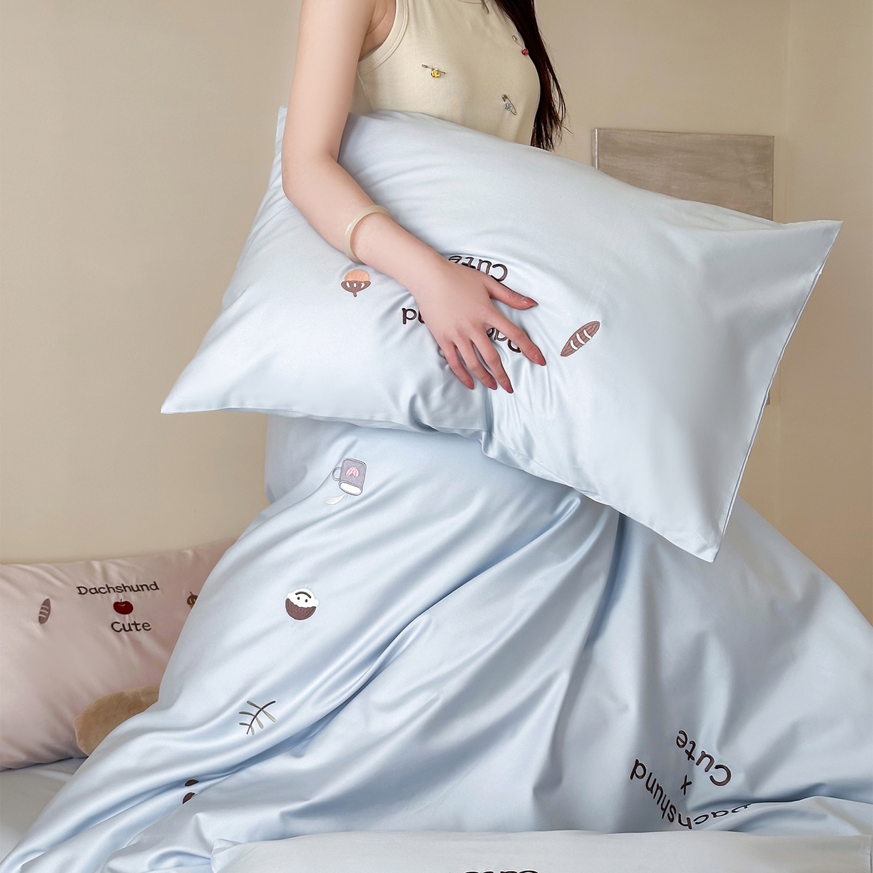 91家纺网 家纺一手货源 找家纺 极简 2026新款100S长绒棉刺绣四件套-趣味人生系列（模特版） 趣味人生-蓝