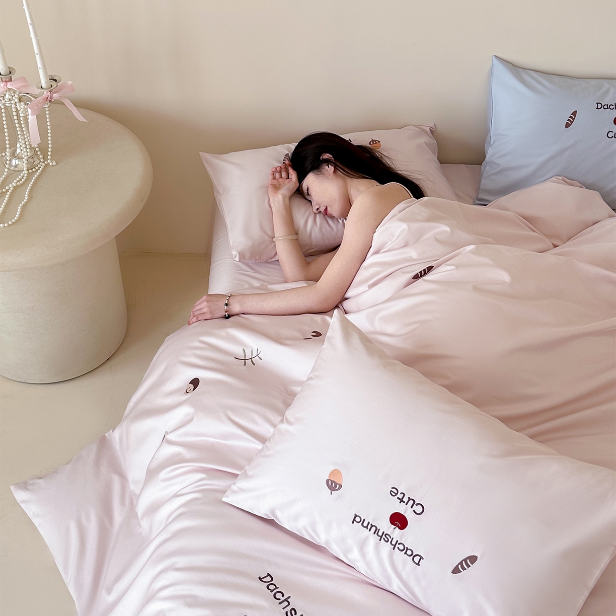 91家纺网 家纺一手货源 找家纺 极简 2026新款100S长绒棉刺绣四件套-趣味人生系列（模特版） 趣味人生-粉