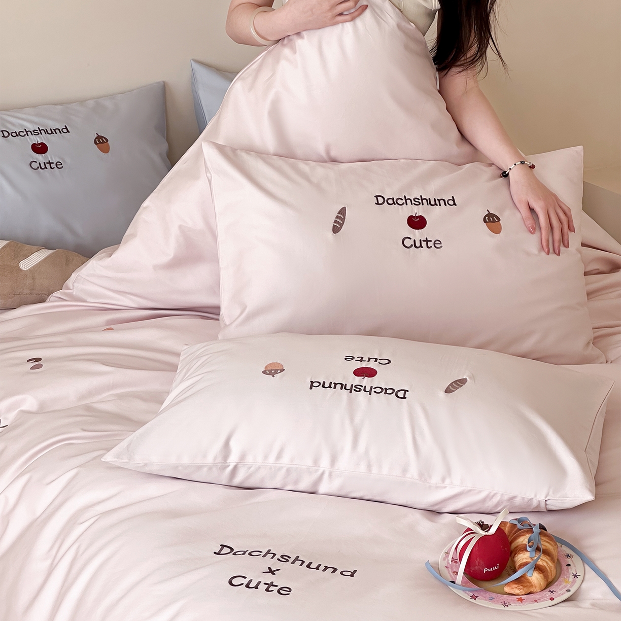 91家纺网 家纺一手货源 找家纺 极简 2026新款100S长绒棉刺绣四件套-趣味人生系列（模特版） 趣味人生-粉