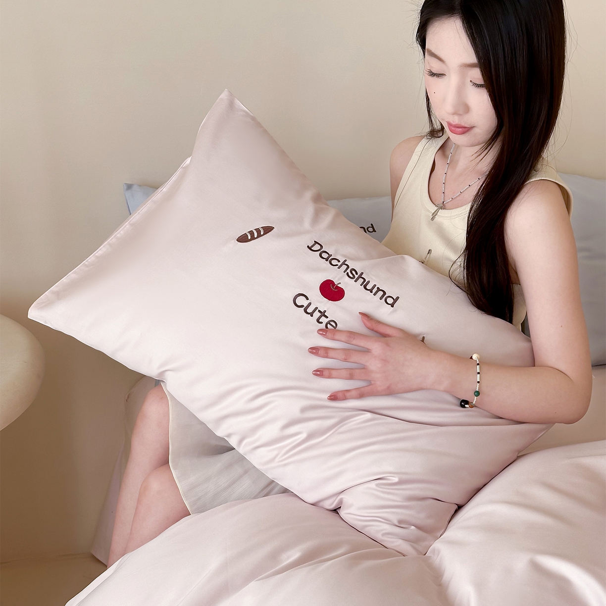 91家纺网 家纺一手货源 找家纺 极简 2026新款100S长绒棉刺绣四件套-趣味人生系列（模特版） 趣味人生-粉