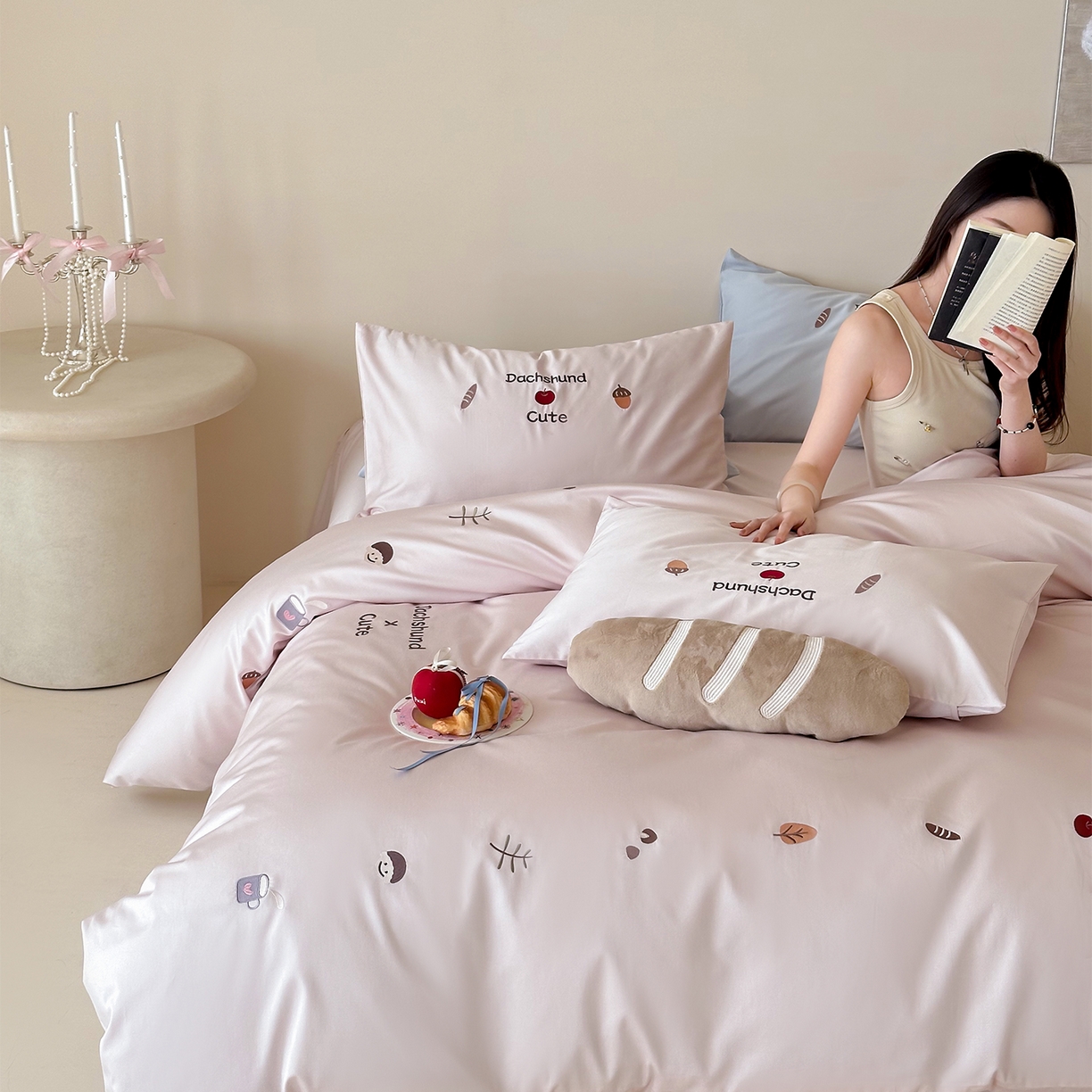 极简 2026新款100S长绒棉刺绣四件套-趣味人生系列（模特版） 趣味人生-粉