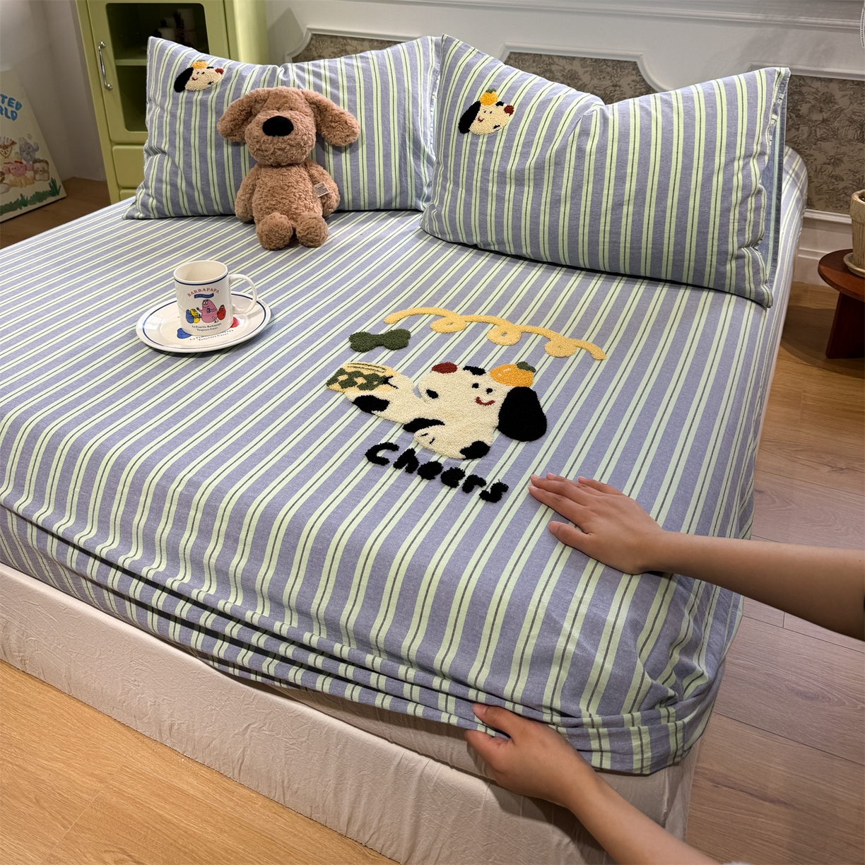 91家纺网 家纺一手货源 找家纺 珺柔家纺 2026新款色织全棉水洗棉毛巾绣床笠 干杯小狗