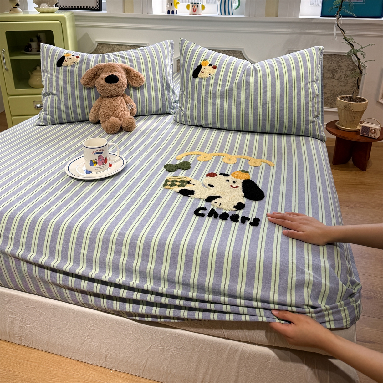 91家纺网 家纺一手货源 找家纺 珺柔家纺 2026新款色织全棉水洗棉毛巾绣床笠 干杯小狗