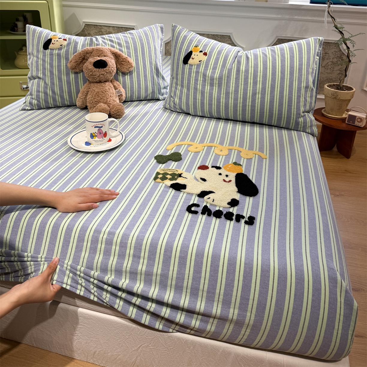 91家纺网 家纺一手货源 找家纺 珺柔家纺 2026新款色织全棉水洗棉毛巾绣床笠 干杯小狗