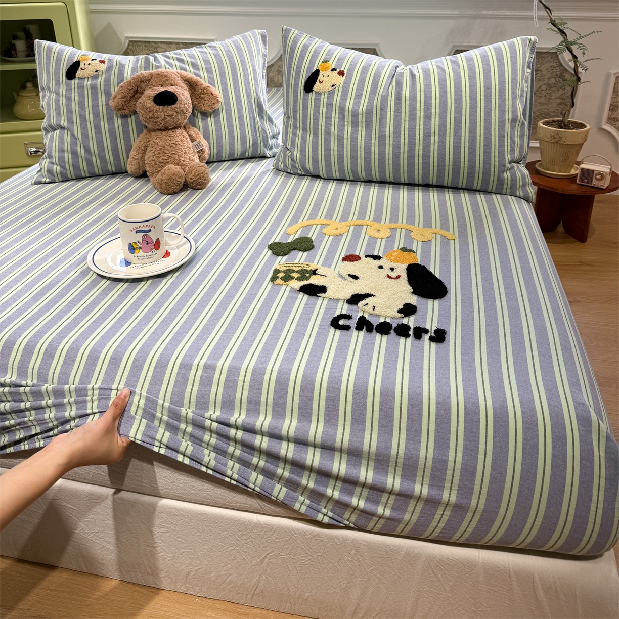 91家纺网 家纺一手货源 找家纺 珺柔家纺 2026新款色织全棉水洗棉毛巾绣床笠 干杯小狗