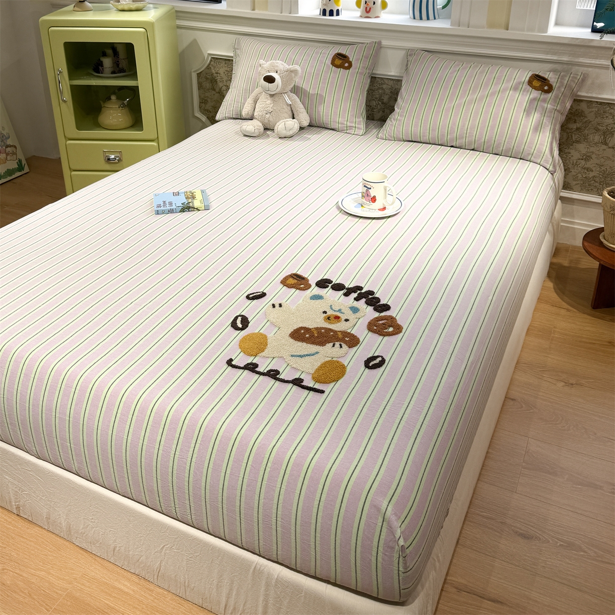 91家纺网 家纺一手货源 找家纺 珺柔家纺 2026新款色织全棉水洗棉毛巾绣床笠 小熊下午茶