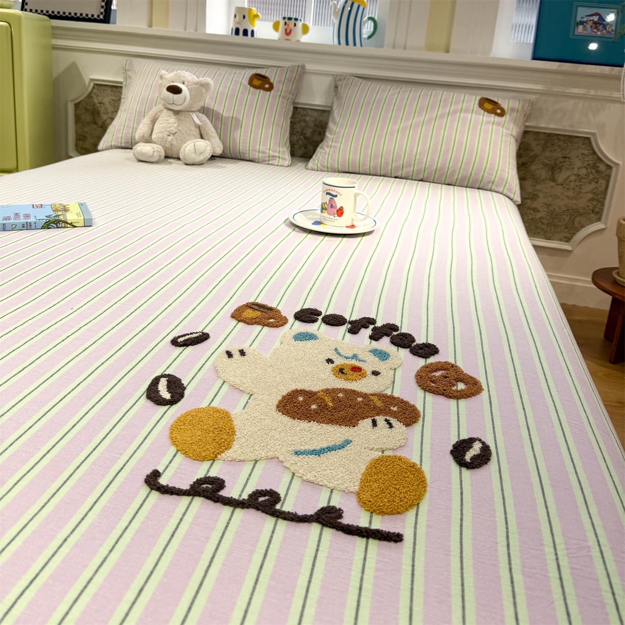 91家纺网 家纺一手货源 找家纺 珺柔家纺 2026新款色织全棉水洗棉毛巾绣床笠 小熊下午茶