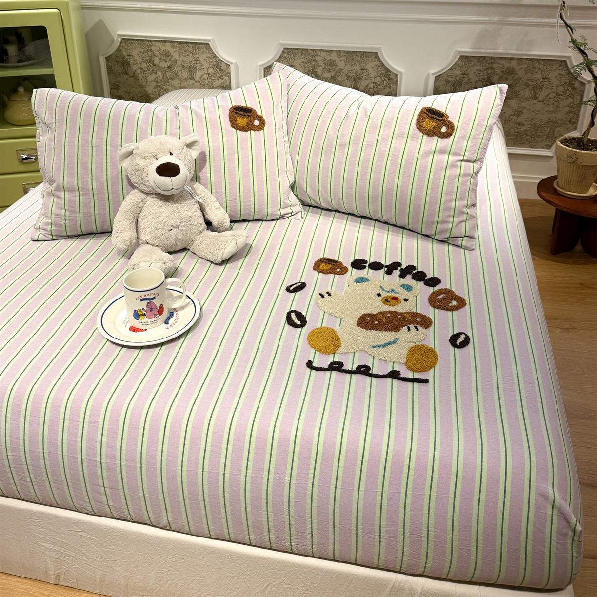 91家纺网 家纺一手货源 找家纺 珺柔家纺 2026新款色织全棉水洗棉毛巾绣床笠 小熊下午茶