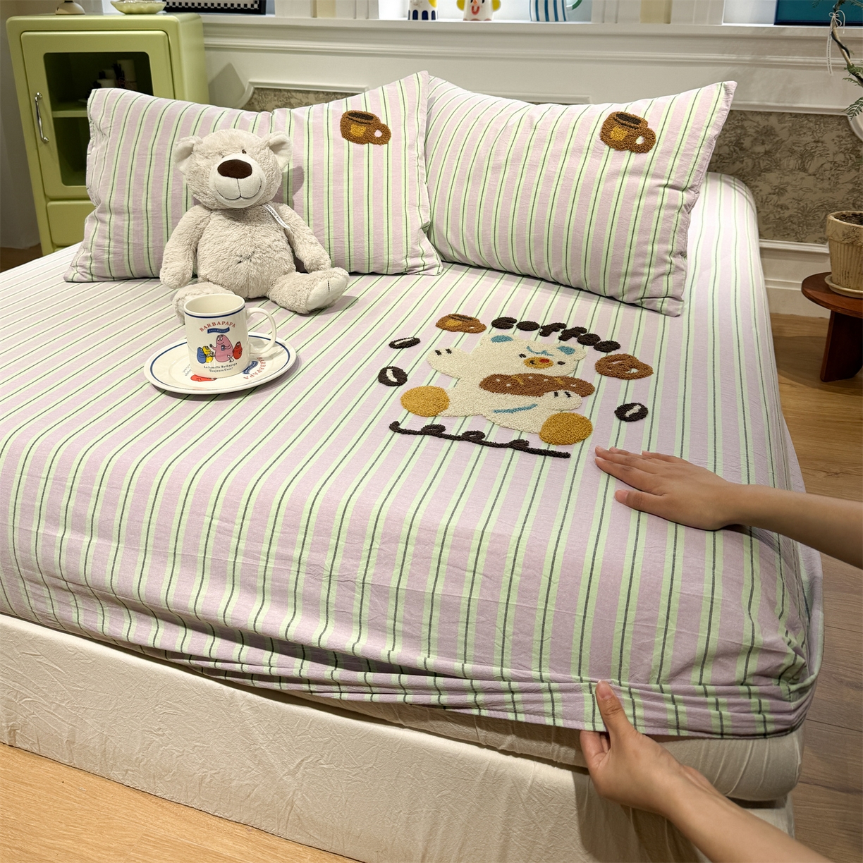 91家纺网 家纺一手货源 找家纺 珺柔家纺 2026新款色织全棉水洗棉毛巾绣床笠 小熊下午茶