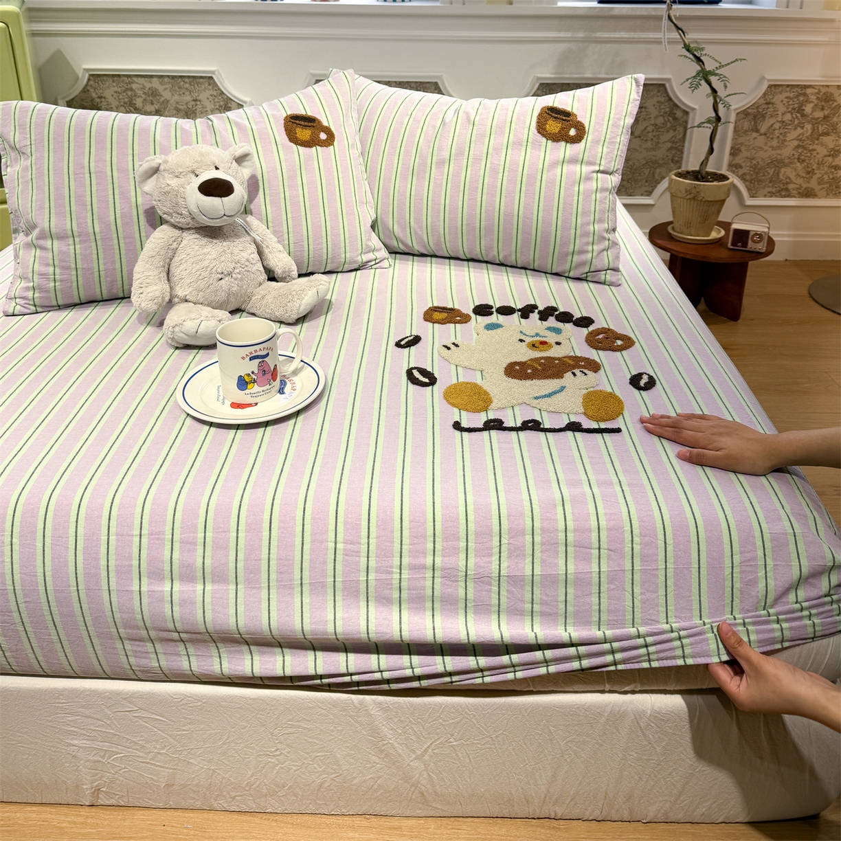 91家纺网 家纺一手货源 找家纺 珺柔家纺 2026新款色织全棉水洗棉毛巾绣床笠 小熊下午茶