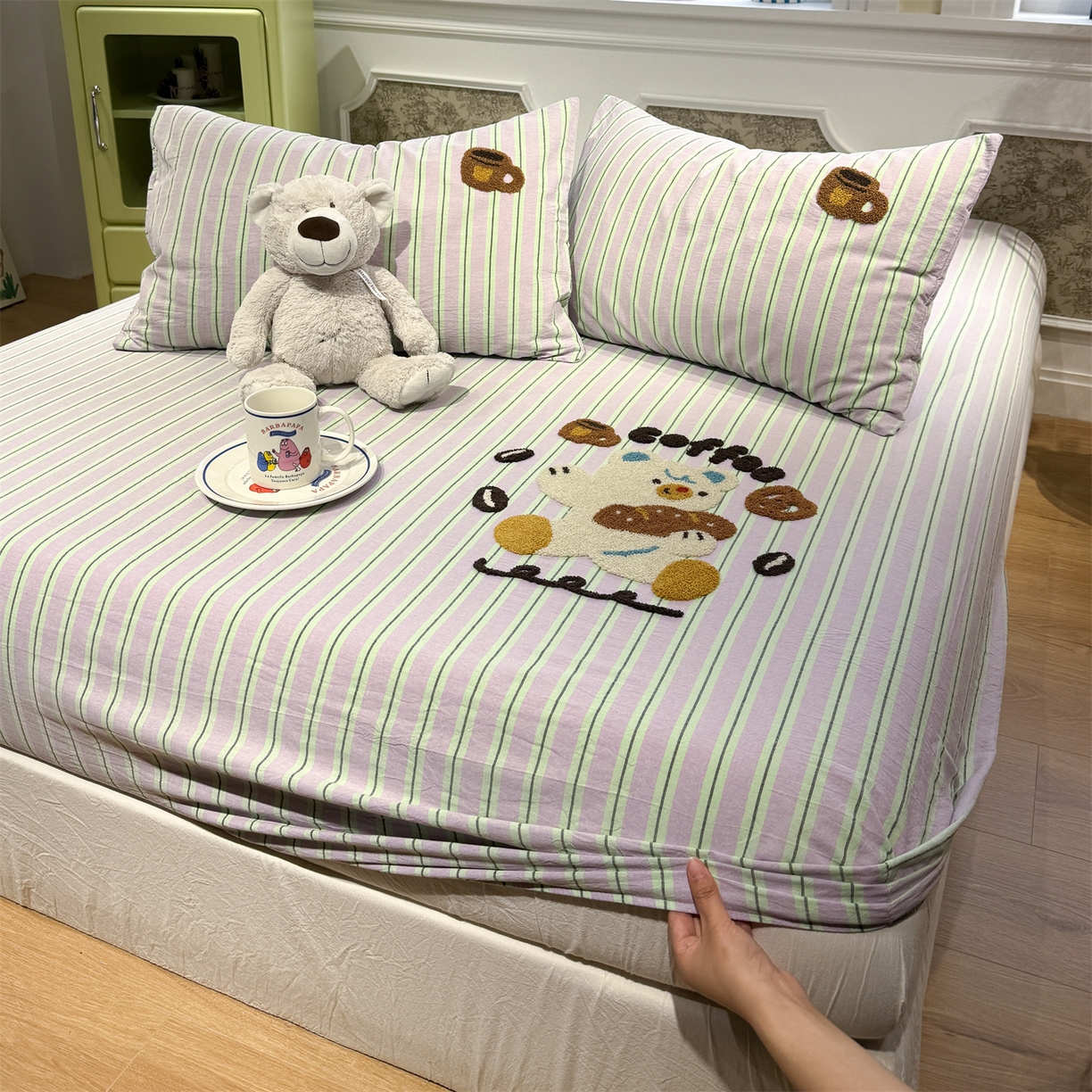 91家纺网 家纺一手货源 找家纺 珺柔家纺 2026新款色织全棉水洗棉毛巾绣床笠 小熊下午茶