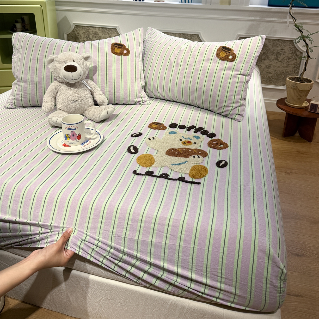 91家纺网 家纺一手货源 找家纺 珺柔家纺 2026新款色织全棉水洗棉毛巾绣床笠 小熊下午茶