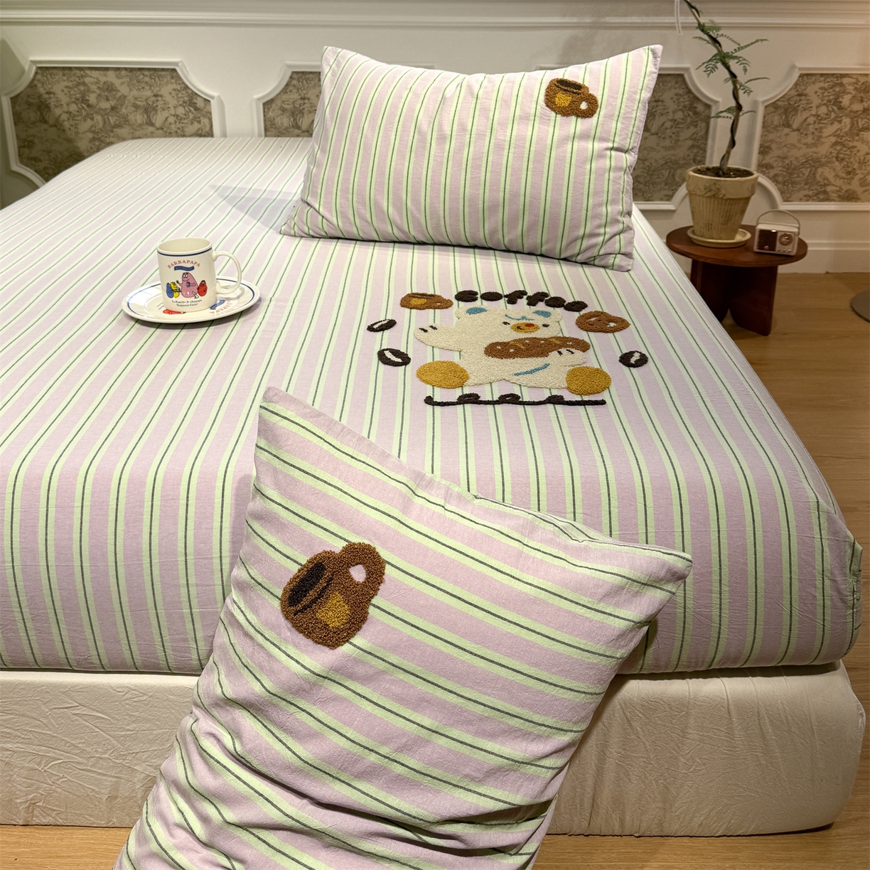 91家纺网 家纺一手货源 找家纺 珺柔家纺 2026新款色织全棉水洗棉毛巾绣床笠 小熊下午茶